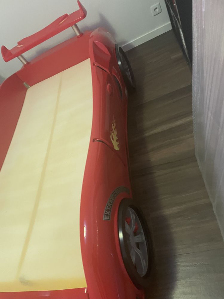 Cama faisca mcqueen carro com luzes e som a funcionar