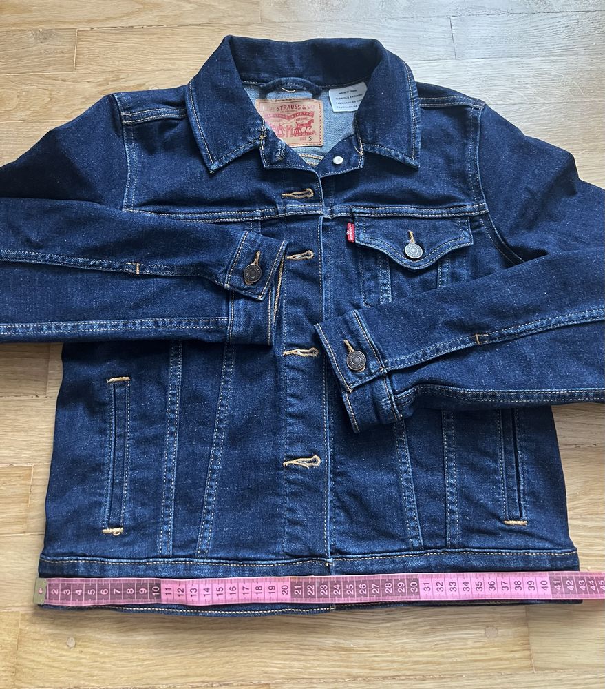 Жіноча джинсова куртка levis розмір S