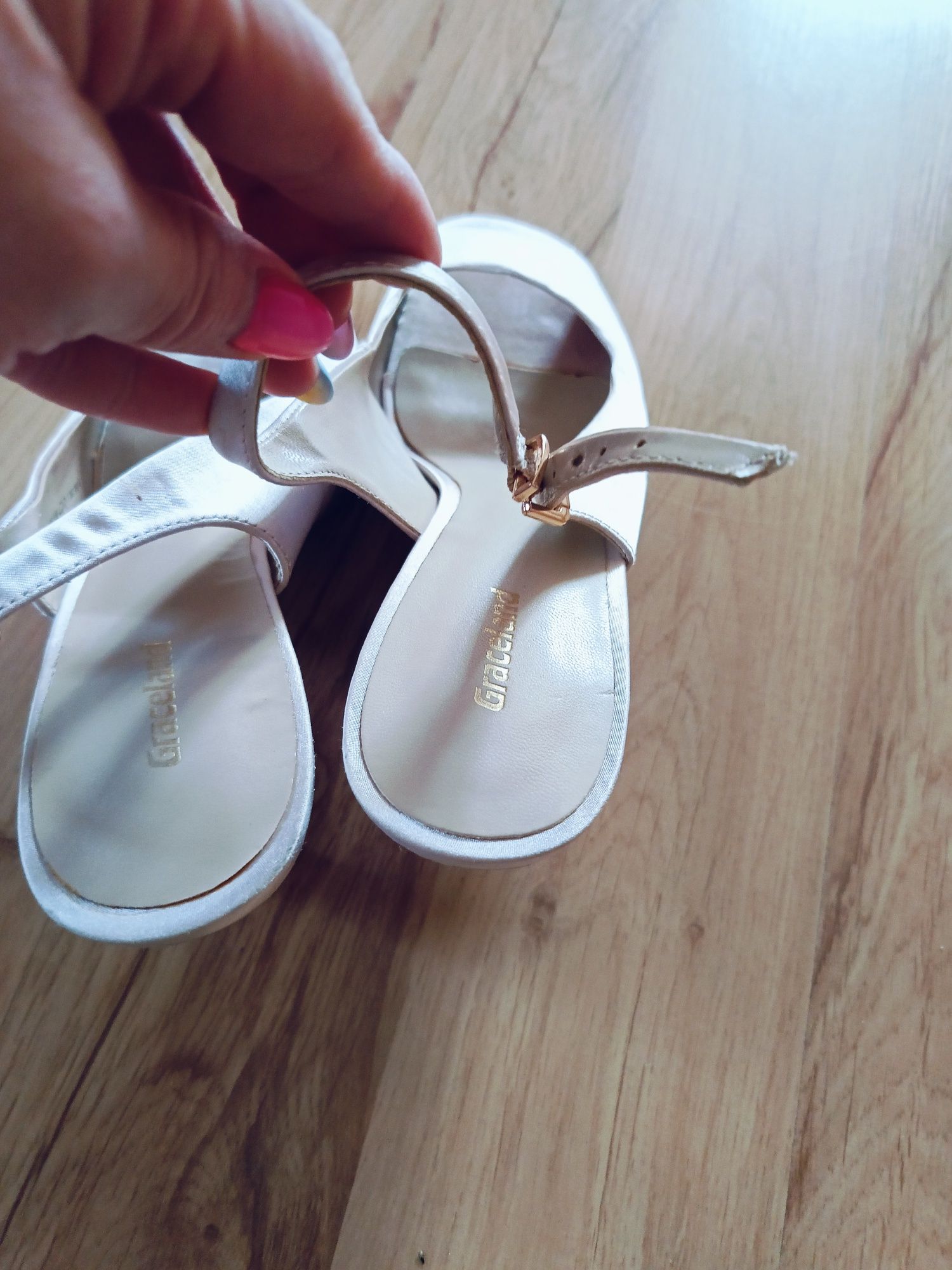 Sprzedam buty na niskim obcasie