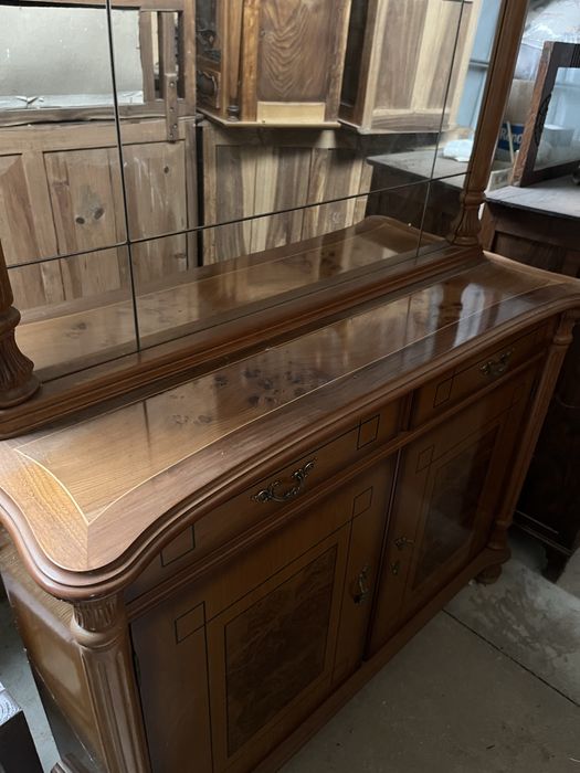 Móvel antigo de quarto com espelho – estilo clássico