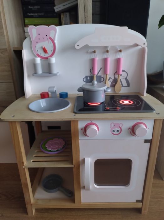 Drewniana kuchenka z podświetleniem i akesoriami