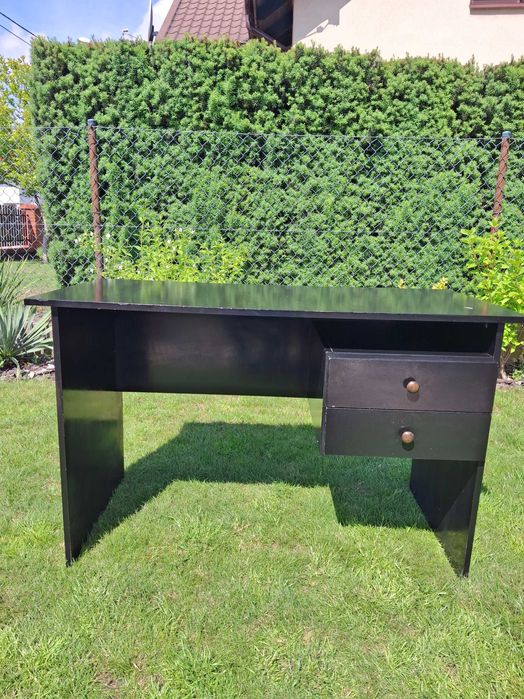 Biurko koloru czarnego