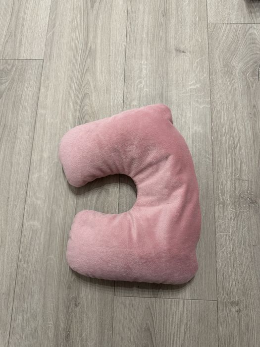 Różowa poduszka podróżna rogal 2w1