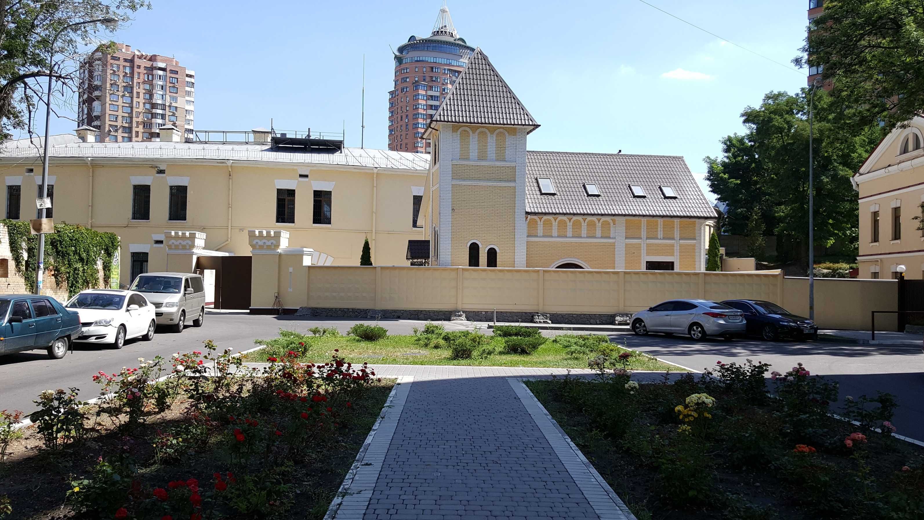 Лесі Українки,  оренда,  окрема будівля огороджена, метро Печерська.