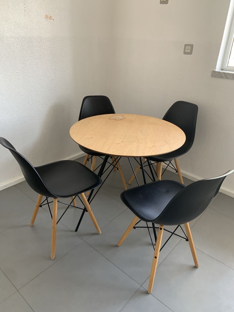Mesa com 4 cadeiras