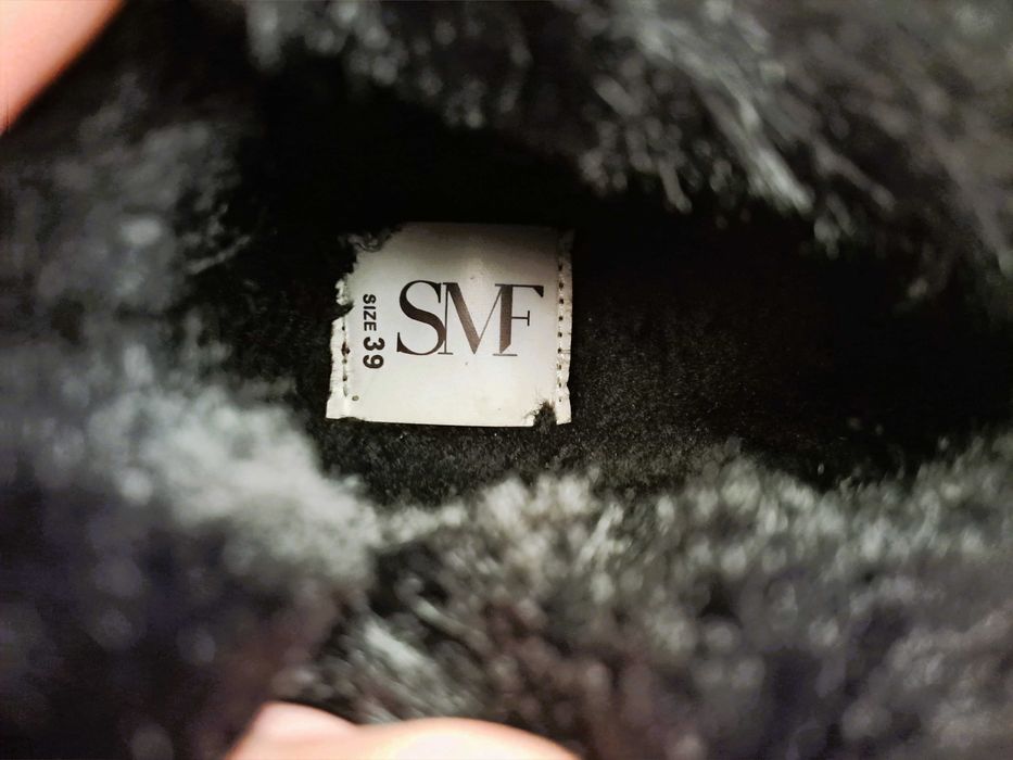 Botas pretas com pelo