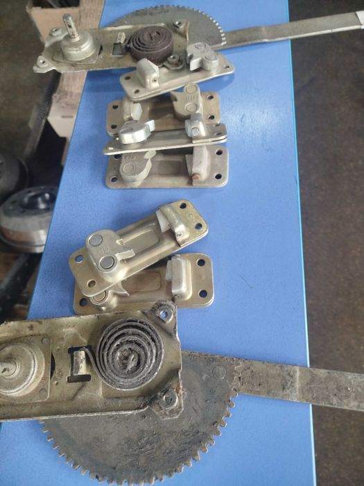 Склопідіймач лівий/правий Зіл-130/Фіксатор ЗІЛ-130 замка дв прав