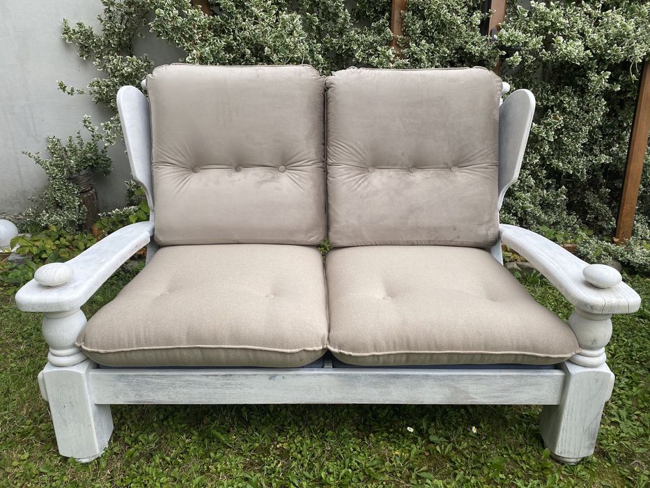 Sofa drewniana z poduchami