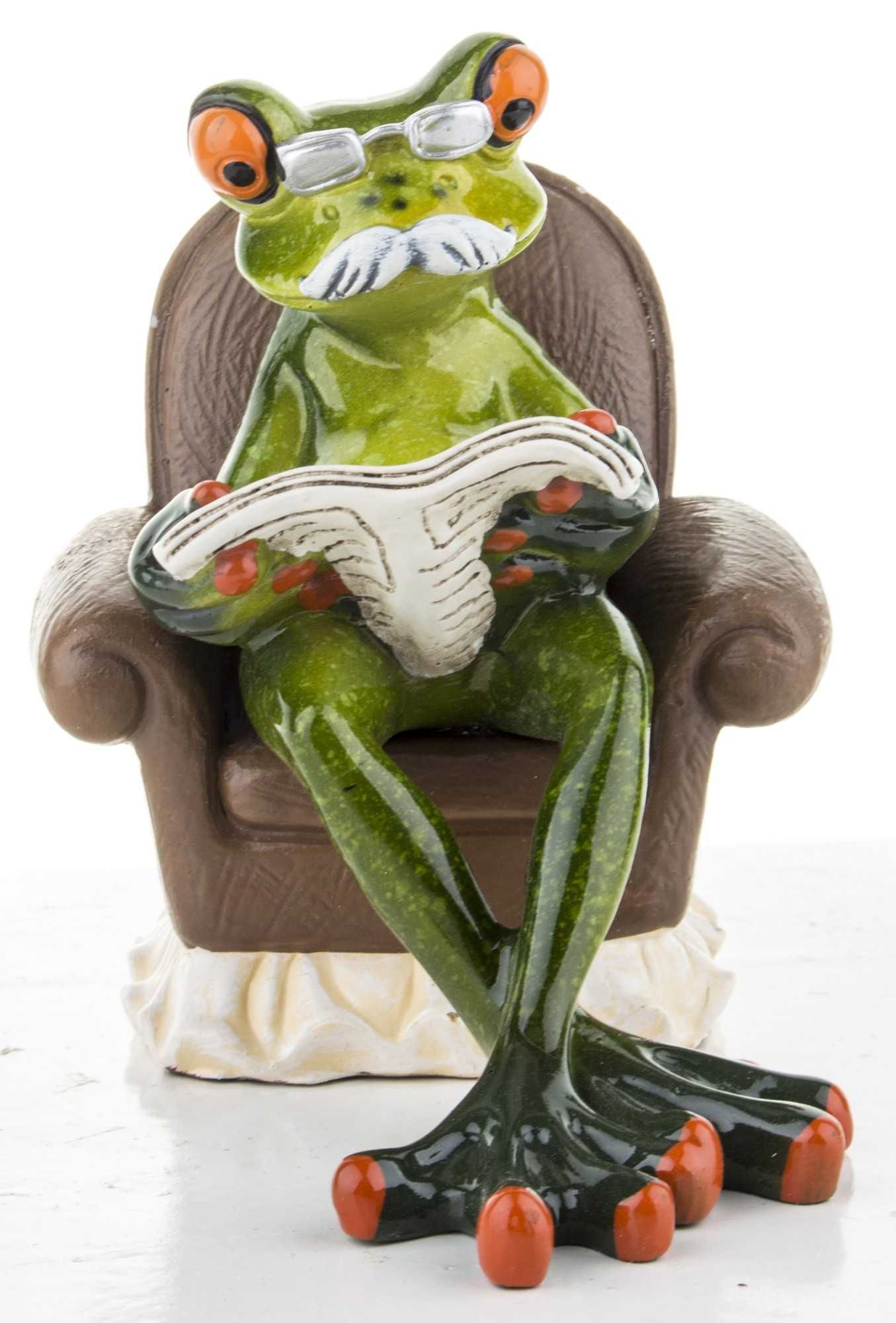 Figurka żaba Dziadek czytający gazetę na fotelu Dzień Dziadka