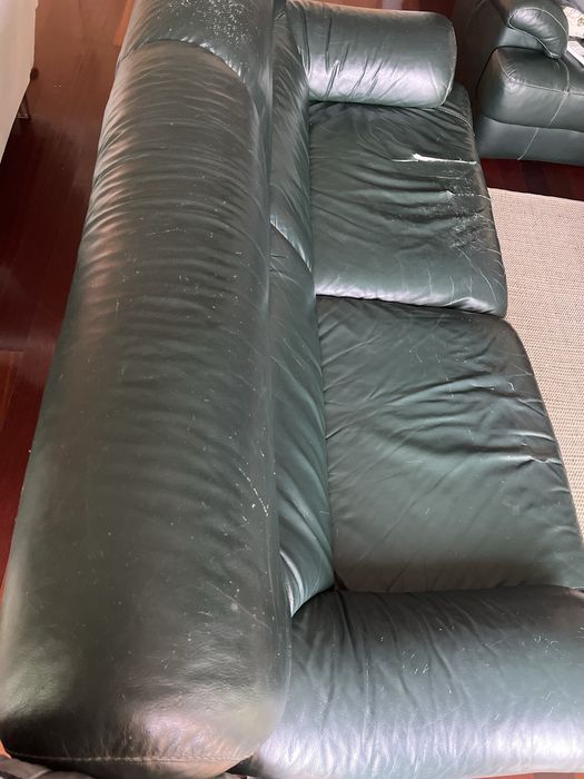 Sofa de couro verde escuro