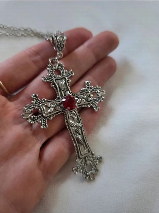Srebrny naszyjnik z krzyżem krzyż medalion alternative vintage gothic