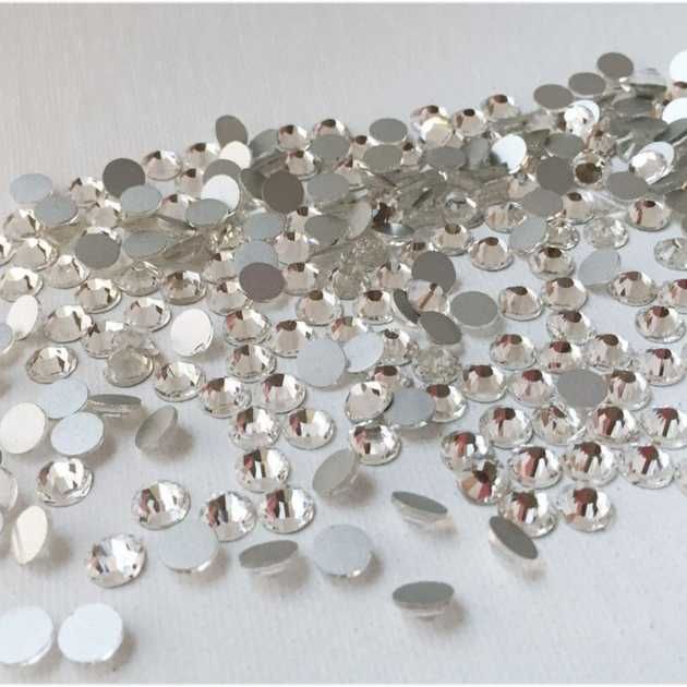 Стрази для дизайну та декору нігтів різні