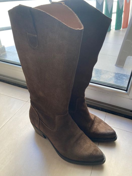 Botas cor castanho