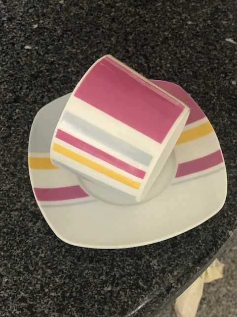 Lindíssimo conjunto pratos e chávenas chá , marca Fabio Factory.