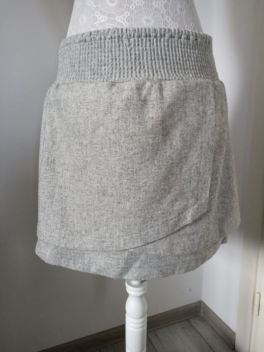 Dwie szare krótkie spódniczki