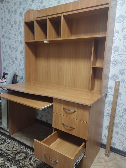 Продам письмовий,комп'ютерний стіл