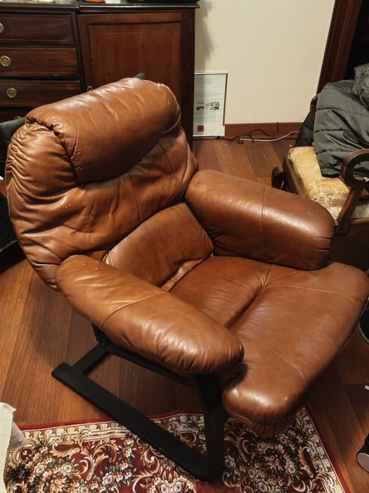 Cadeirãode sala em pele.