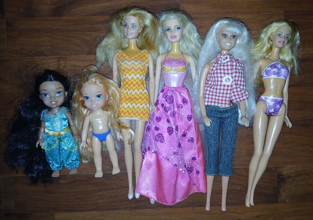 Bonecas Barbie e mais outras