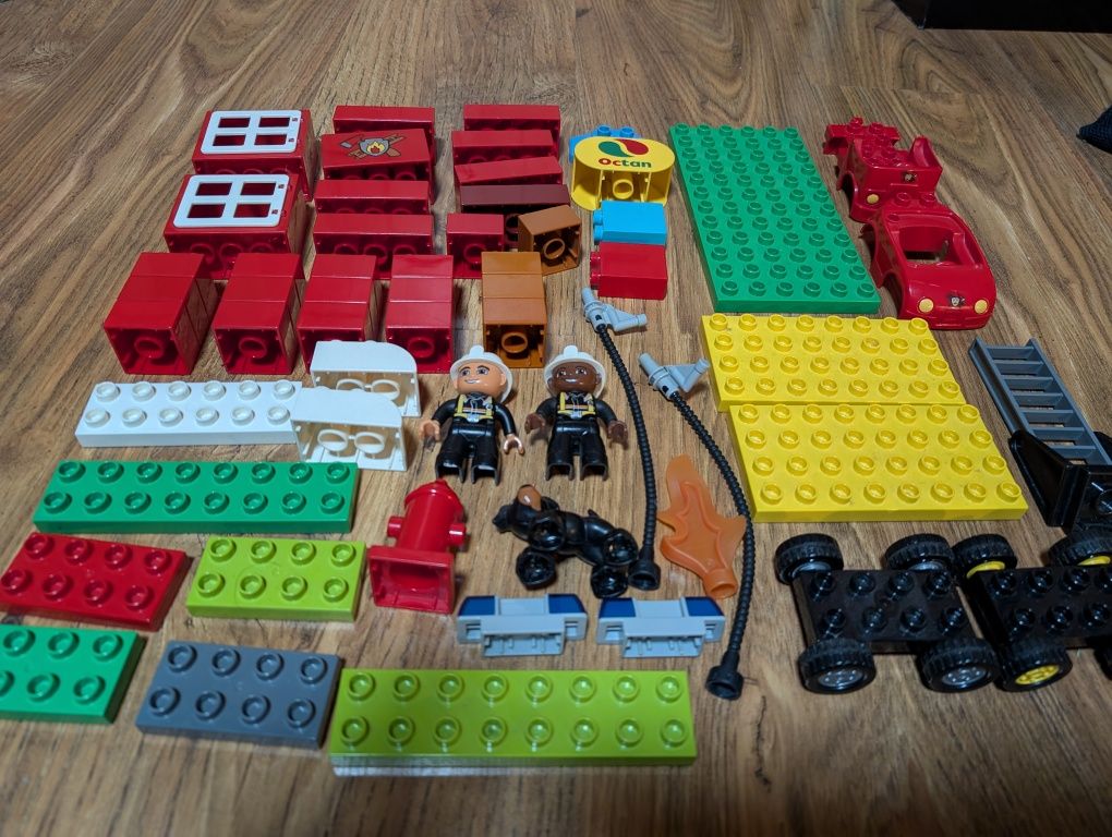 Straż pożarna LEGO Duplo 57 elementów pies strażacy dwa wozy