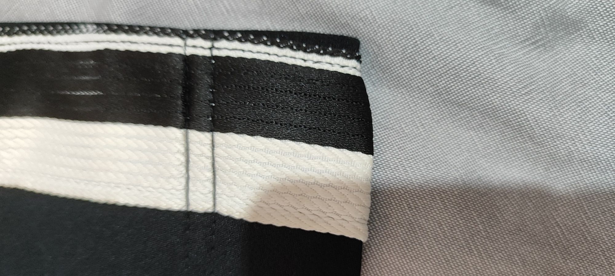 Spodnie relaxed fit z kontrastowymi paskami
