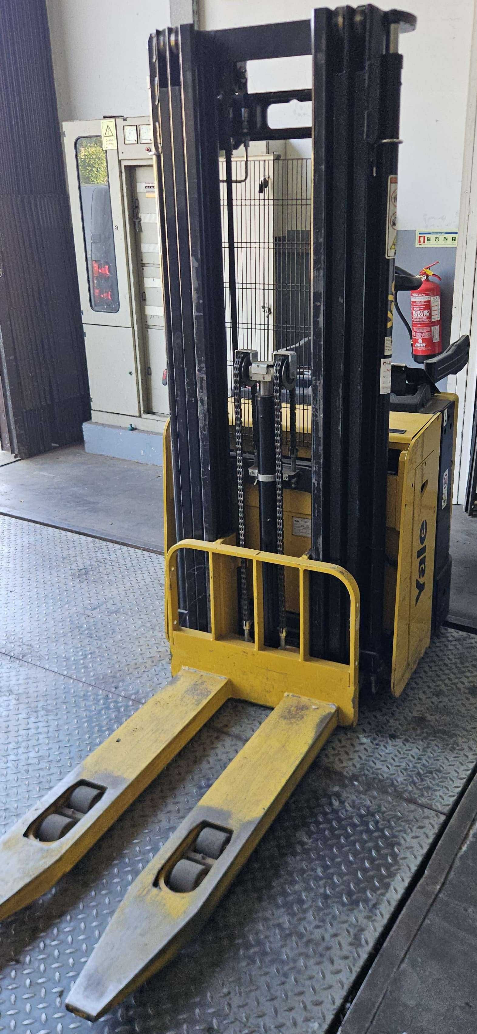 Stacker Yale MS15X triplex