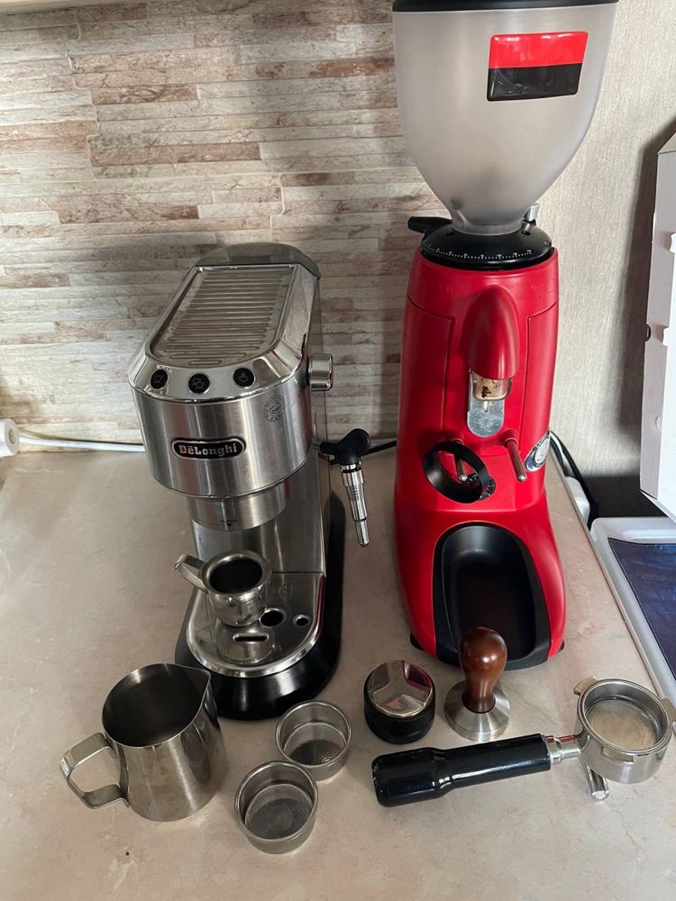 Кавоварка DeLonghi та професійна кавомолка  Compak K3 Touch Anthracite