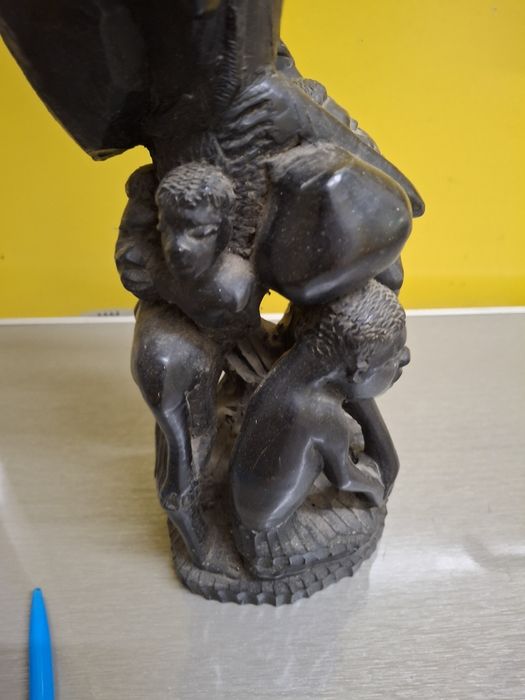 Grande escultura em madeira africana