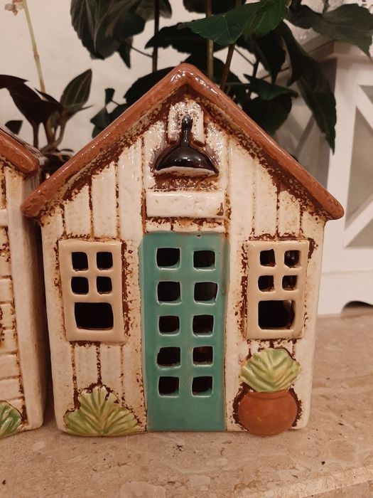 Ceramiczna kamieniczka, domek świecznik.
