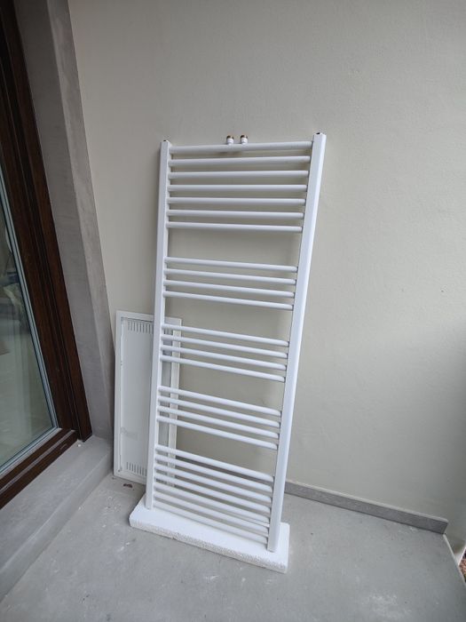 Biały grzejnik łazienkowy
