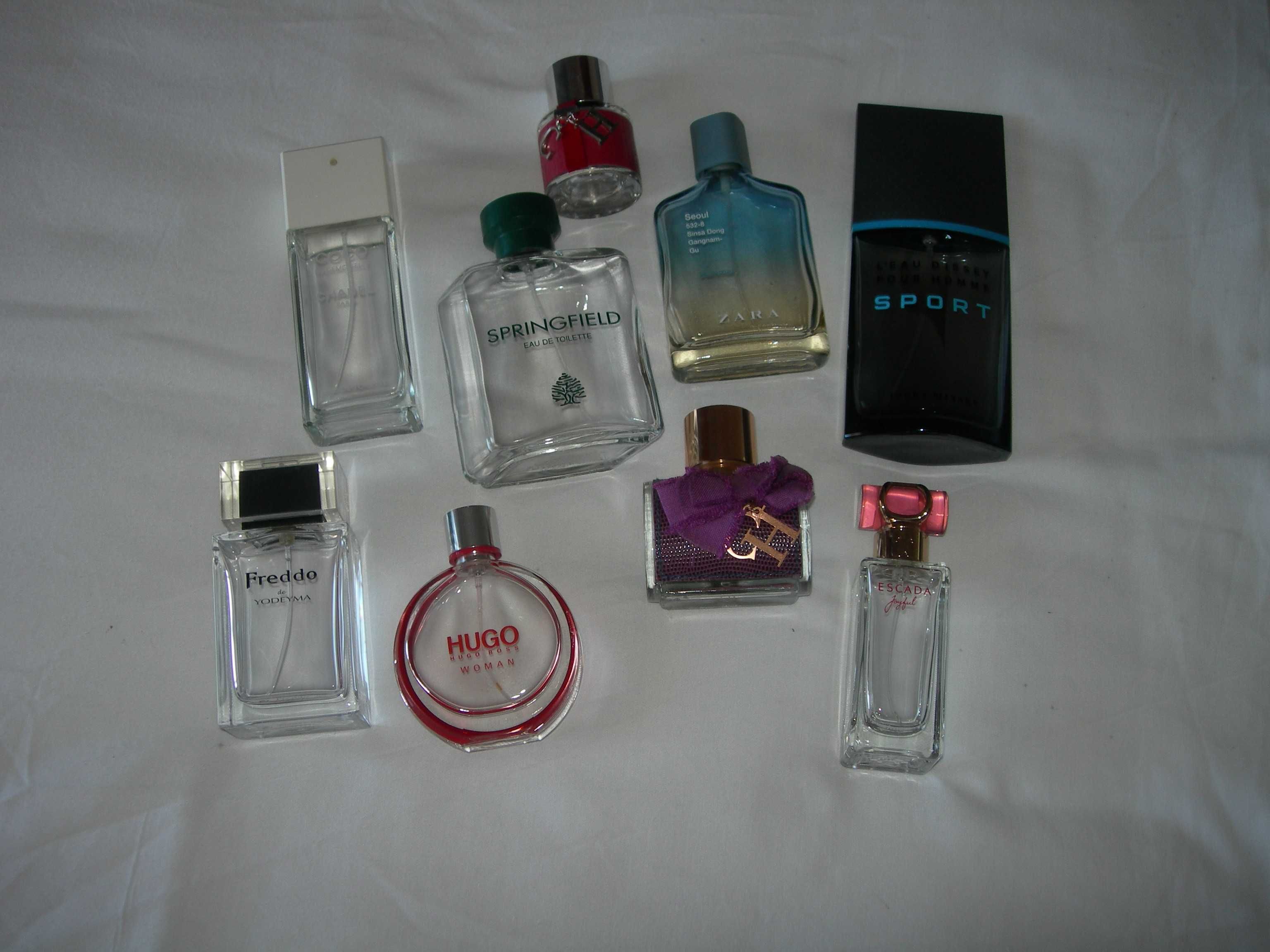 Frascos de perfume vazios.
