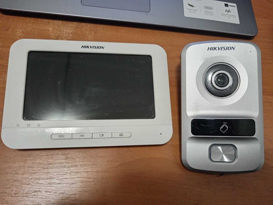 КОМПЛЕКТ Відеодомофон Hikvision DS-KH6310-W(L) + DS-KV8102-IP