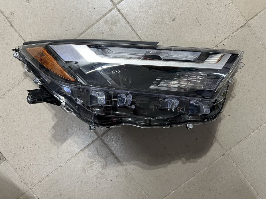 Фара Toyota Rav4