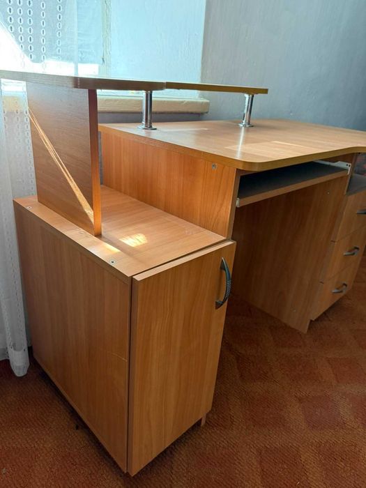 Продам письмовий, комп'ютерний стіл.