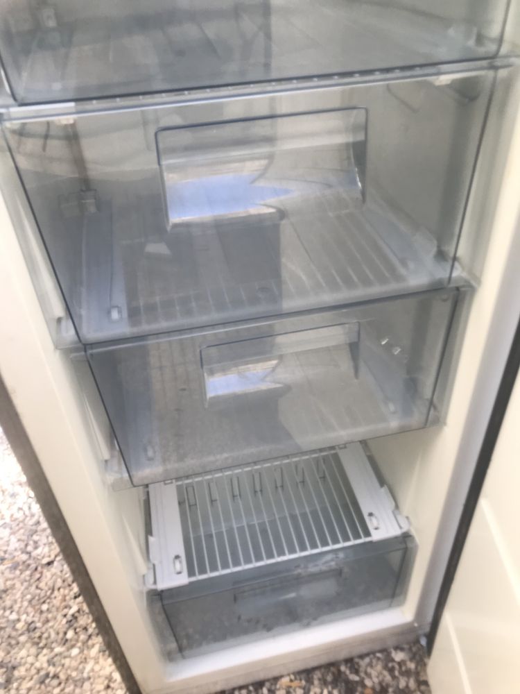 Arca vertical em bom estado aeg