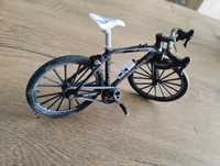 Model roweru z metalu
