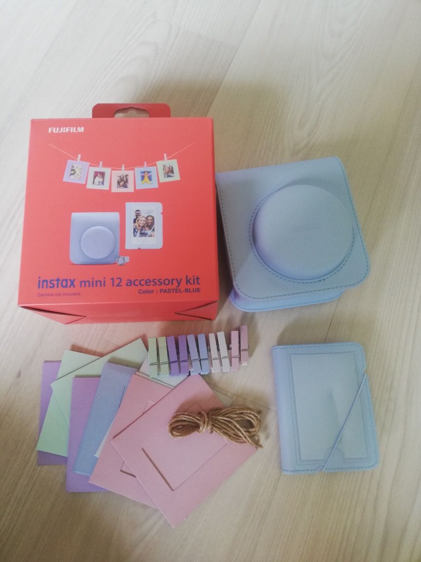 Instax mini 12 z pełnym zestawem akcesoriów + 10 wkładów