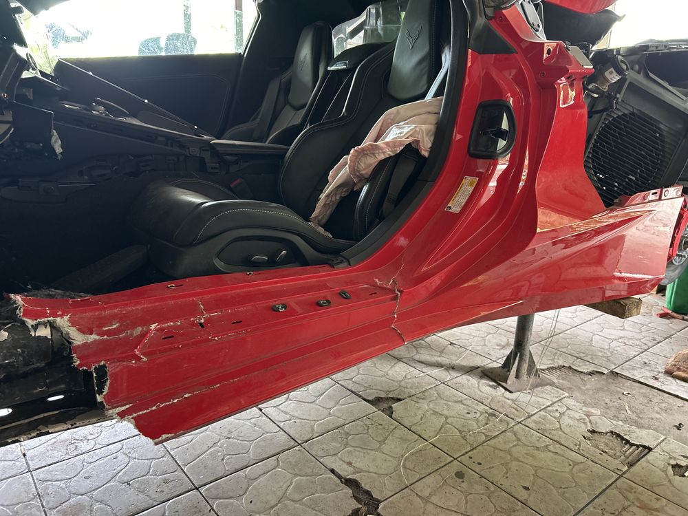 Chevrolet corvette c8 lewy próg nakładka listwa progowa lewa