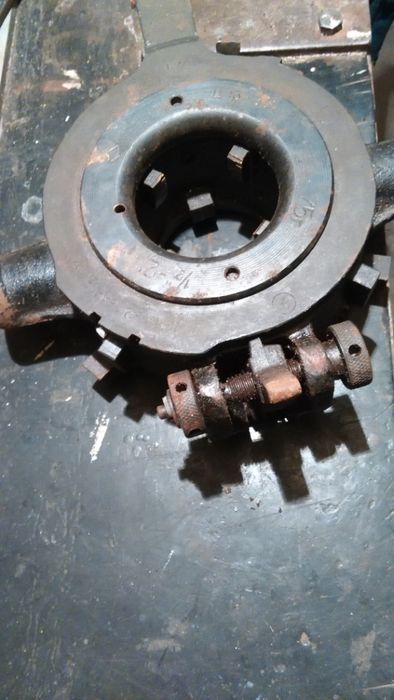 Новая. [ Клуп } Плашка-держатель с двойным набором резцов