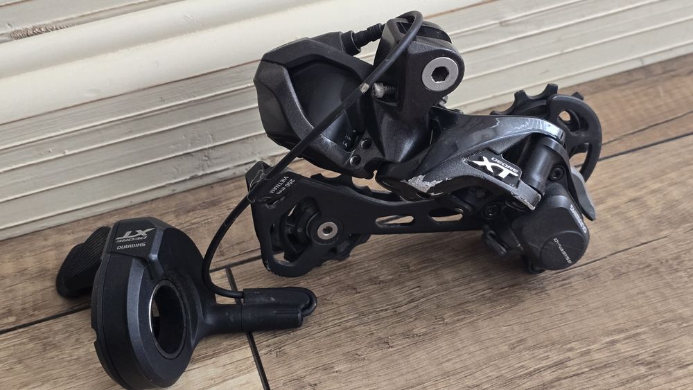 Shimano Deore XT Di2 RD-M8050 plus manetka