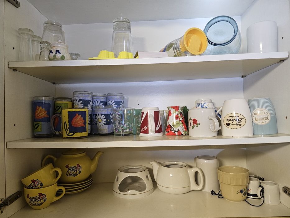 Naczynia talerze kubki szklanki