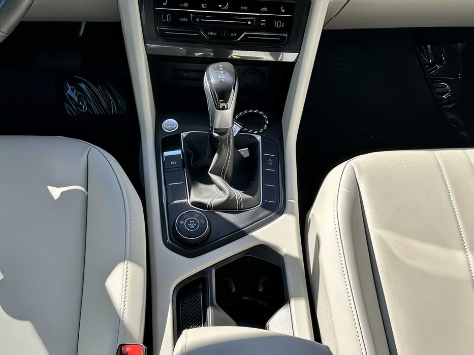 Volkswagen Tiguan      2022