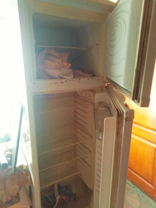 Холодильник с морозильной камерой (требуется заправка фриона)