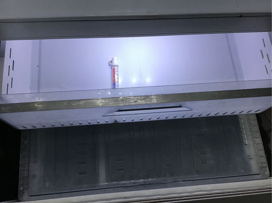 Холодильник двухкамерный, морозилка внизу , состояние нового