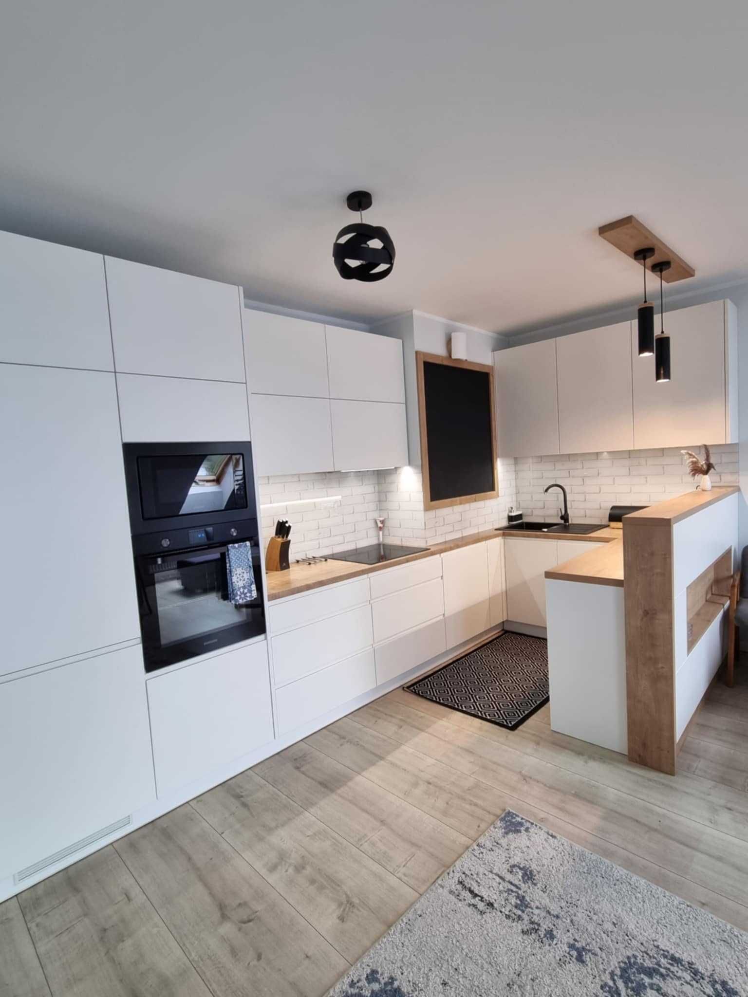 85m2/po podłodze w CENTRUM 3 pokoje 4 piętro z windą i halą garażową