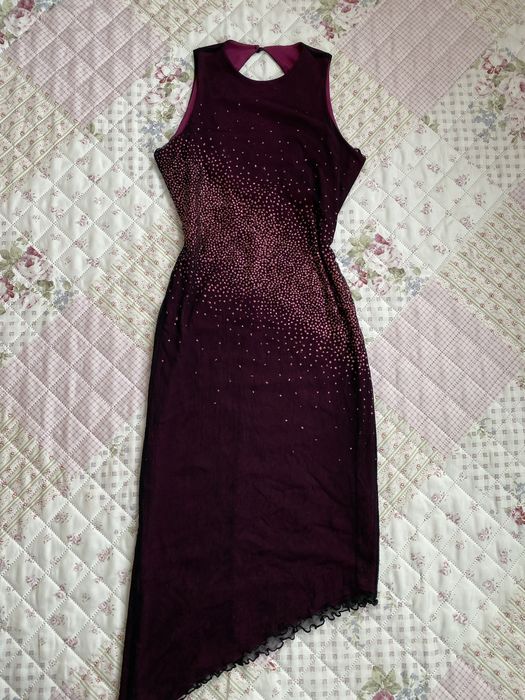 Burgundowa asymetryczna sukienka midi mesh M 38 rivee island zdobienia