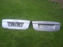 2 Klapy tylne Audi A 6 w odcieniach srebra.