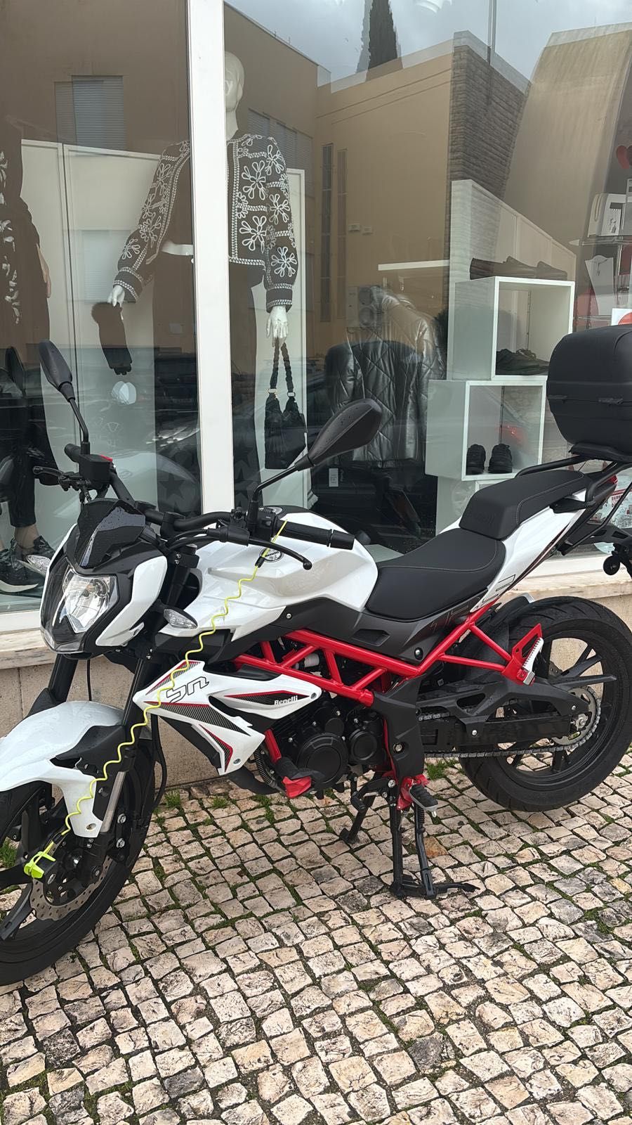 Benelli BN 125, com 1000km, top case incluída