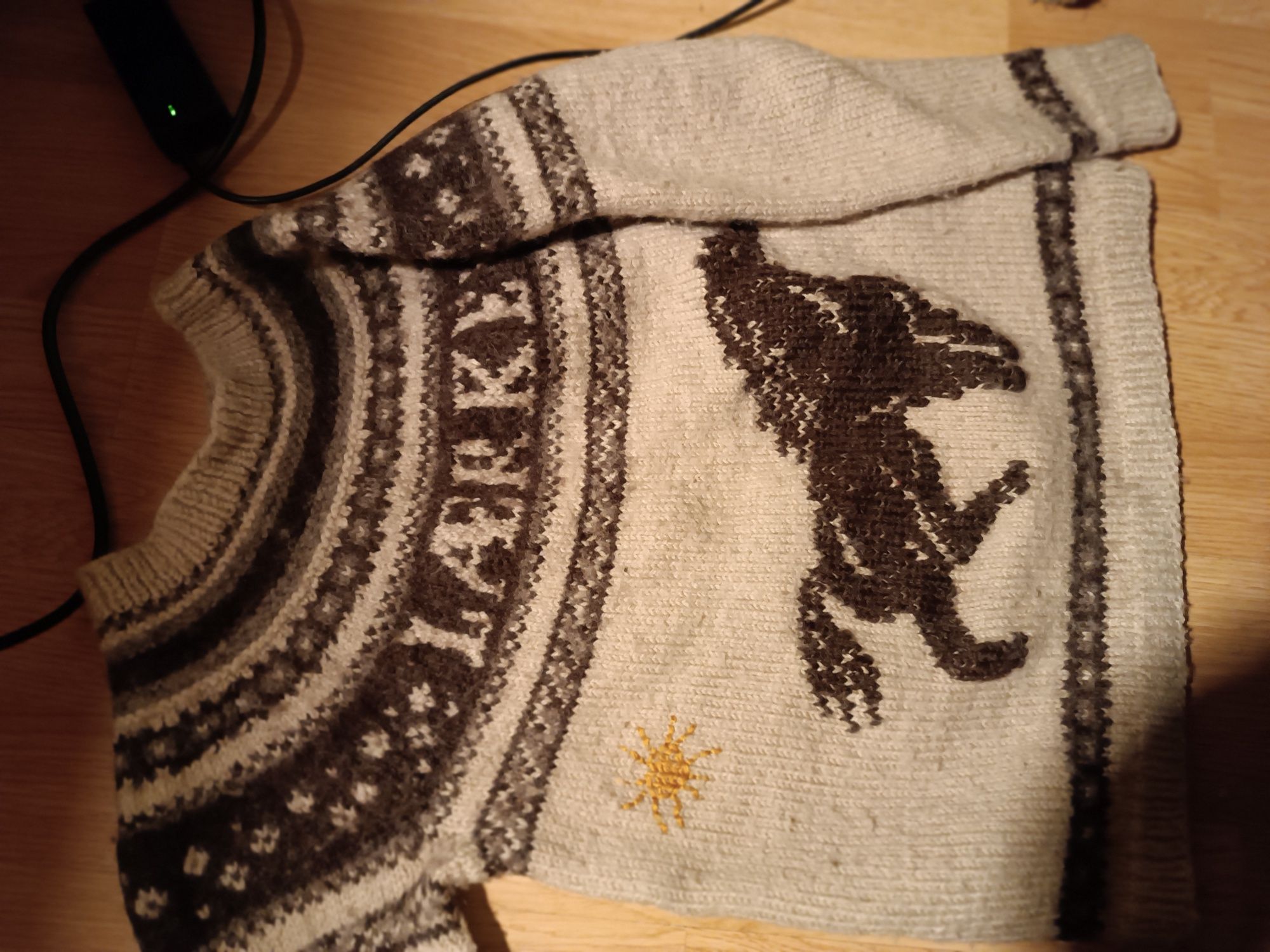 Sweter robiony na drutach dla dzieci