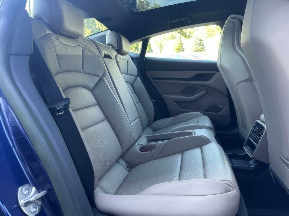 Porsche Taycan      2022