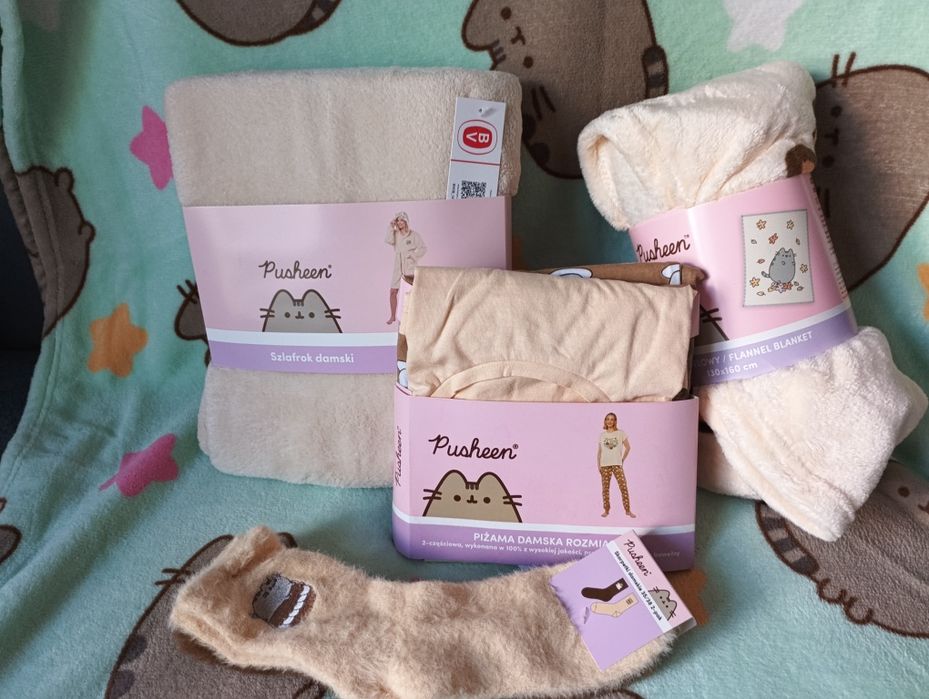 Zestaw Pusheen - szlafrok, koc, piżama, skarpety